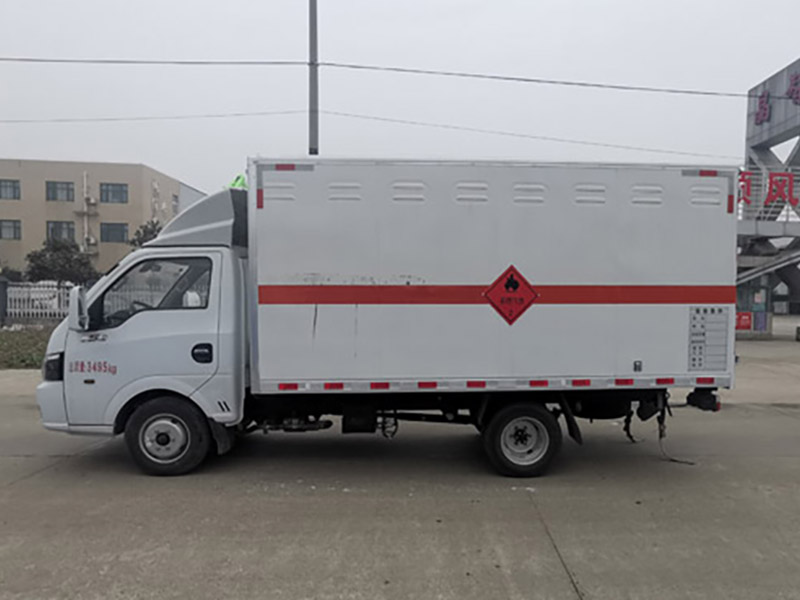 東風(fēng)途逸易燃液體（汽油）廂式運(yùn)輸車(chē)